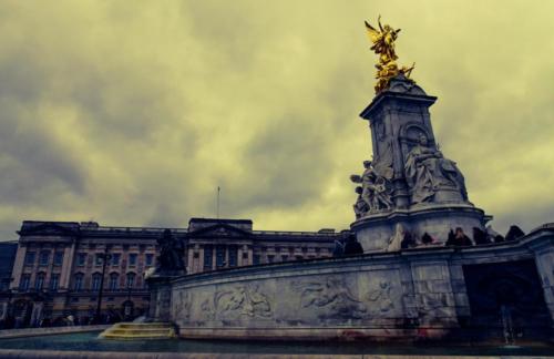 Buckingham Palace and Fountain Statue